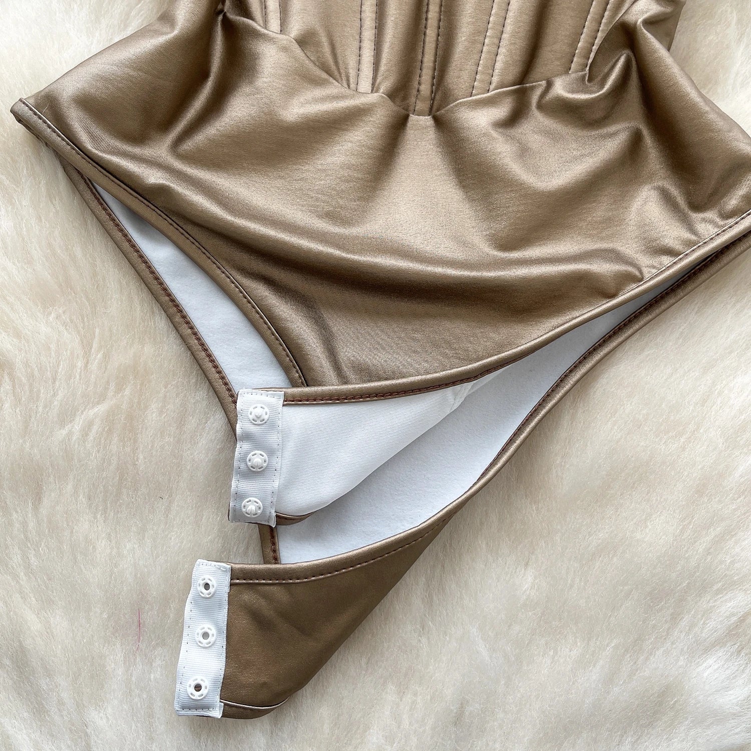 Shine Body — Satin Doré & Fines Bretelles